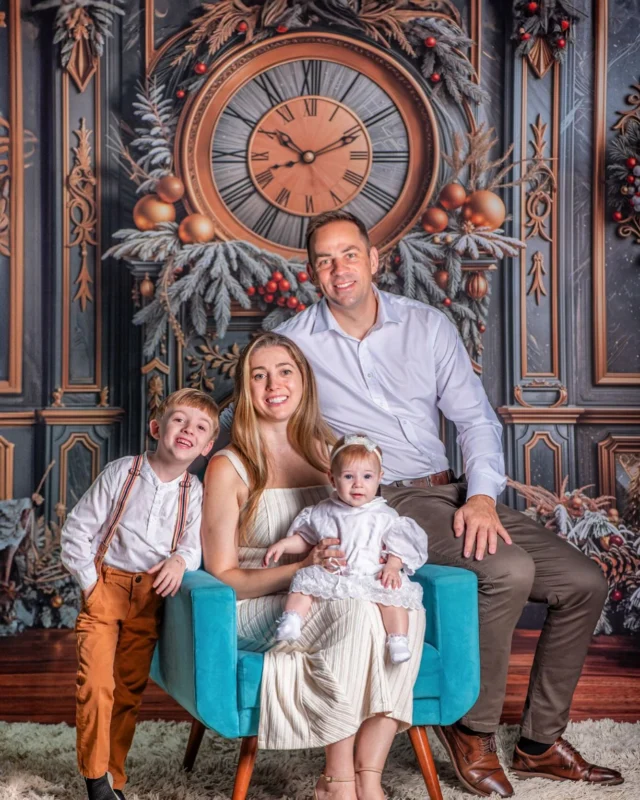 Celebramos o amor, a união e as bênçãos de estar juntos em família. Que esta época seja repleta de paz, alegria e momentos inesquecíveis para todos.