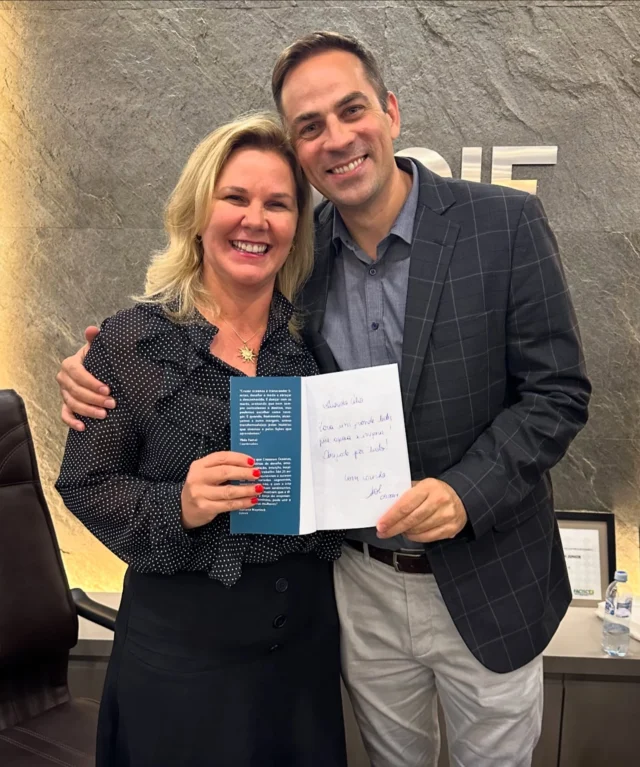 Que privilégio ter uma amiga, Vice Presidente, profissional e coautora de livro como a @borguesansolange no meu ciclo de pessoas.
No mês passado ela lançou seu livro em Portugal e hoje contou um pouco dessa experiência. Parabéns Sol, sua trajetória muito nos orgulha! Conte com a @acif.floripa 🫶🏻🙌🏼